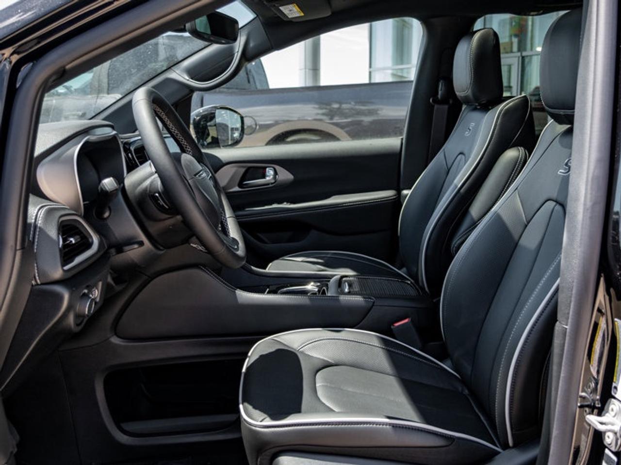 2027 Chrysler Pacifica Limited Photo