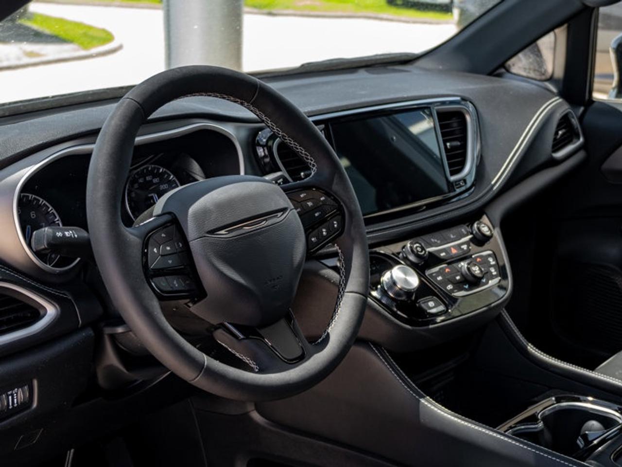 2027 Chrysler Pacifica Limited Photo