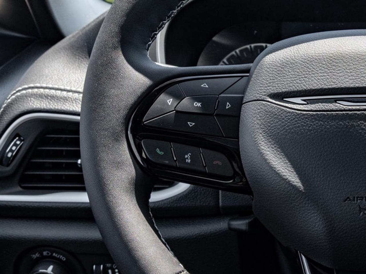 2027 Chrysler Pacifica Limited Photo