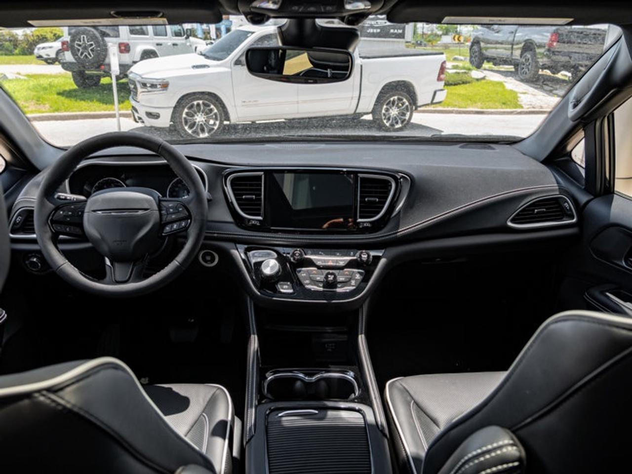 2027 Chrysler Pacifica Limited Photo