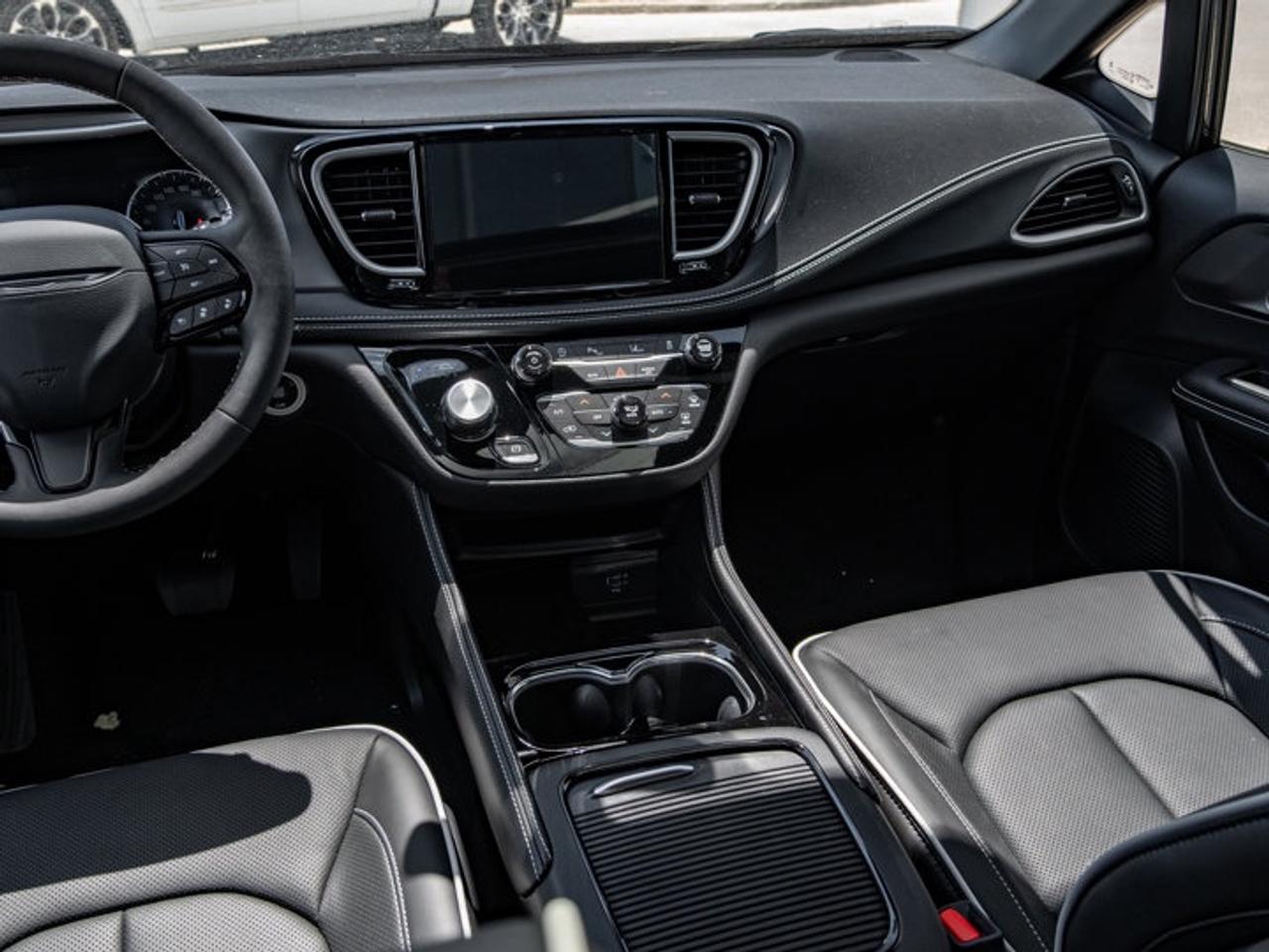 2027 Chrysler Pacifica Limited Photo