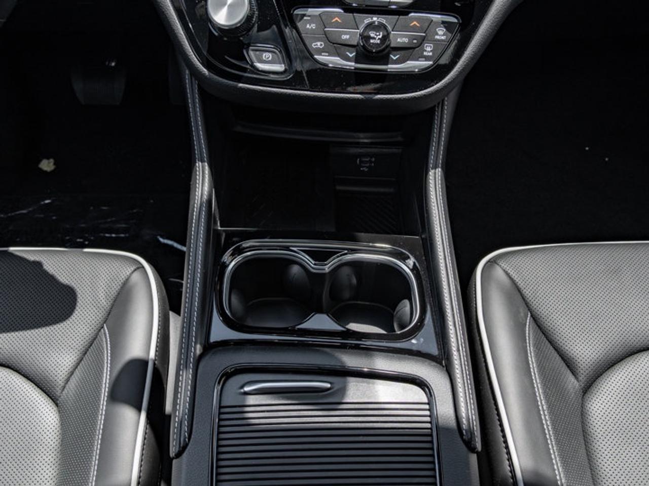 2027 Chrysler Pacifica Limited Photo