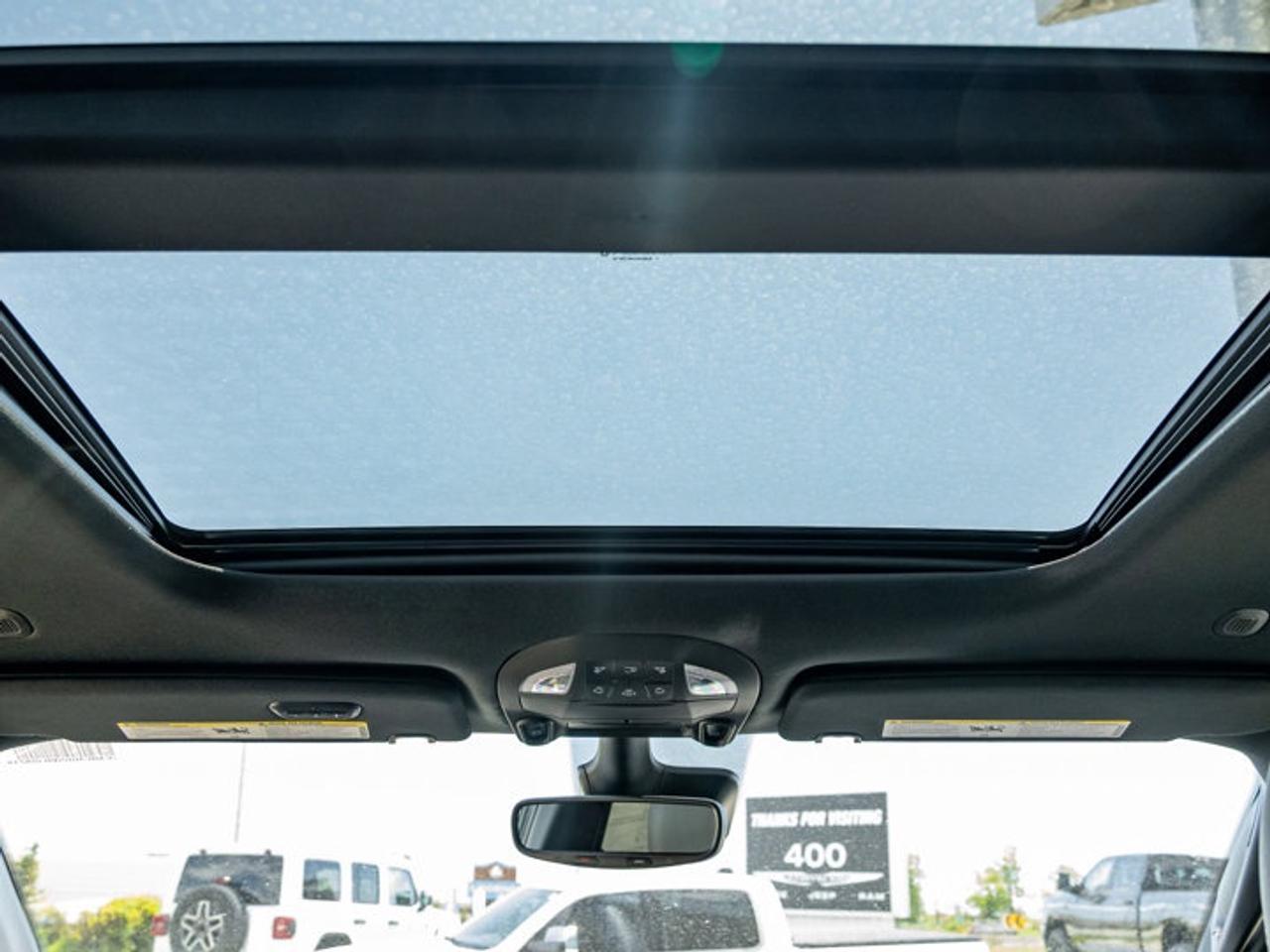 2027 Chrysler Pacifica Limited Photo