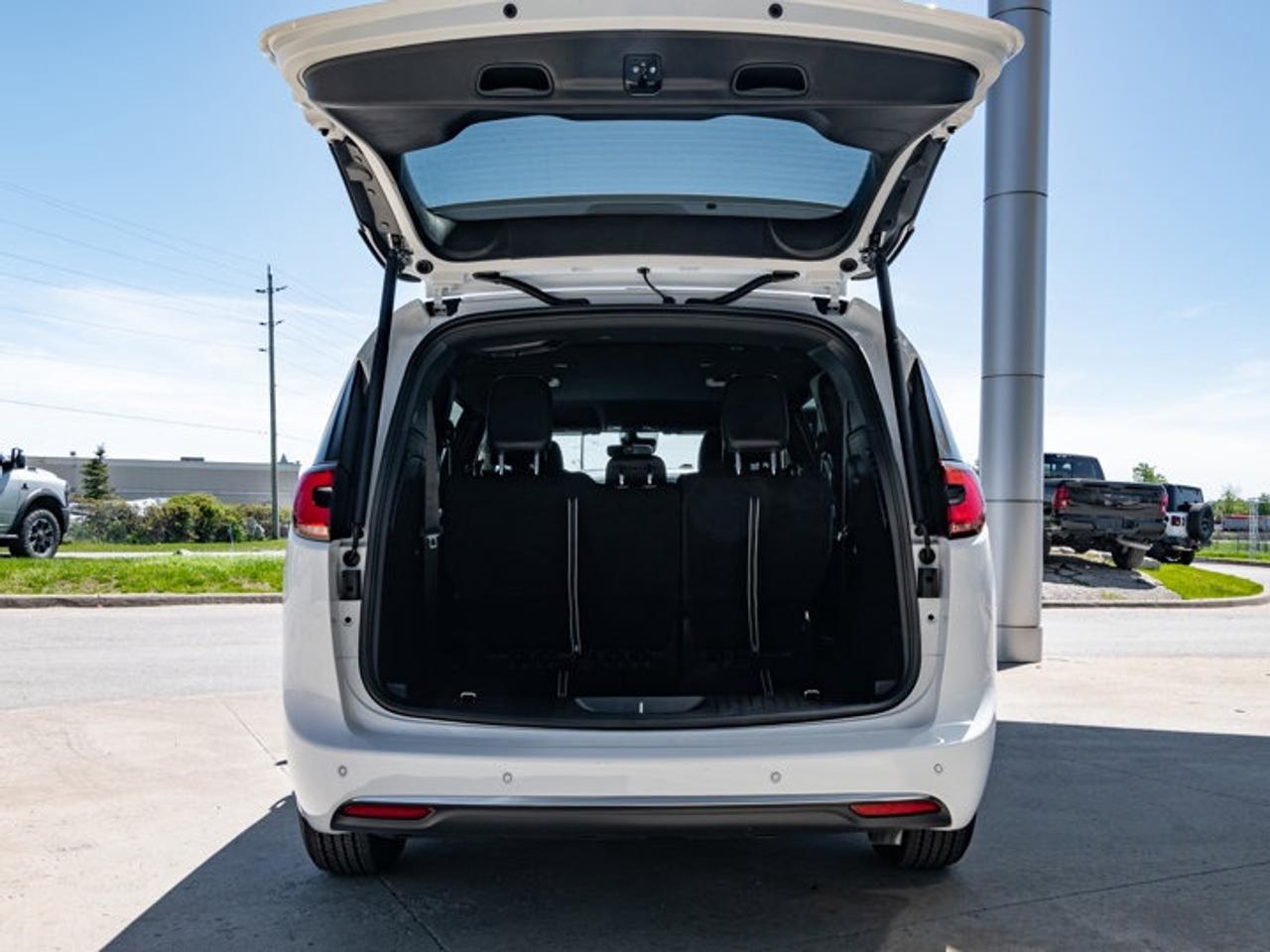 2027 Chrysler Pacifica Select Photo