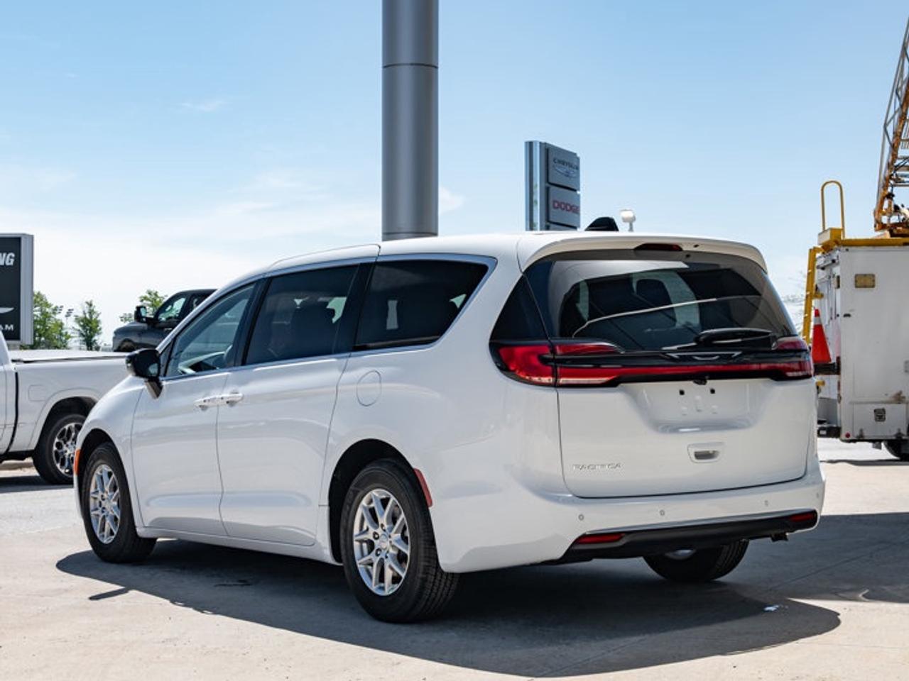 2027 Chrysler Pacifica Select Photo