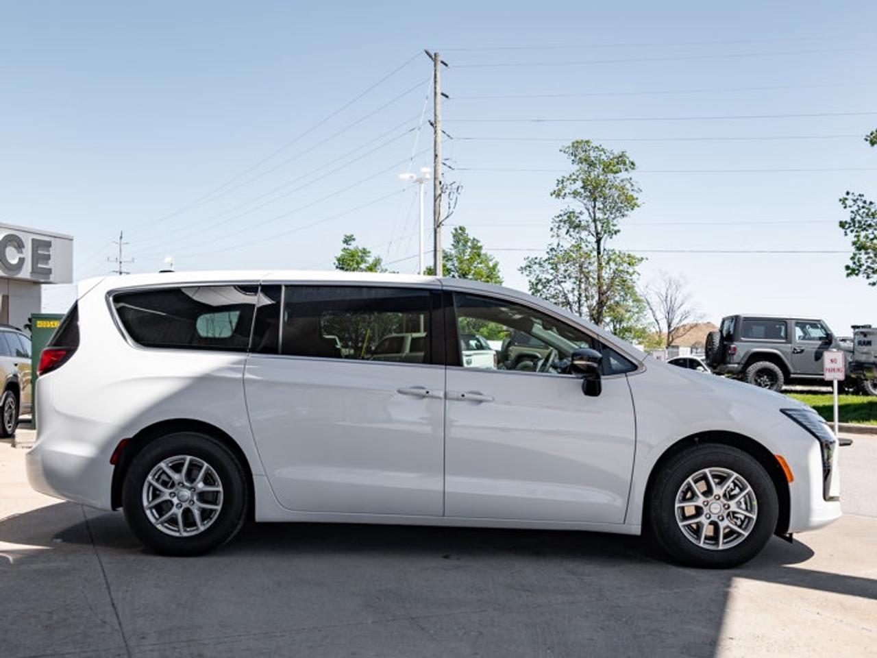 2027 Chrysler Pacifica Select Photo