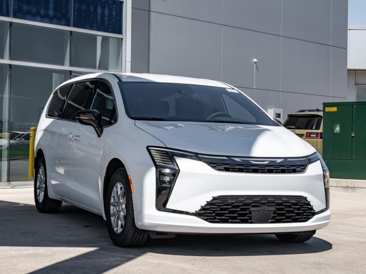 2027 Chrysler Pacifica Select Photo