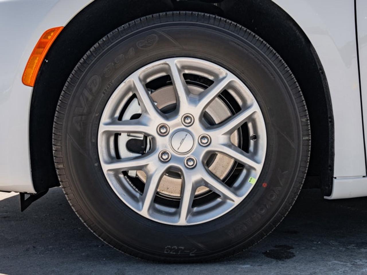 2027 Chrysler Pacifica Select Photo