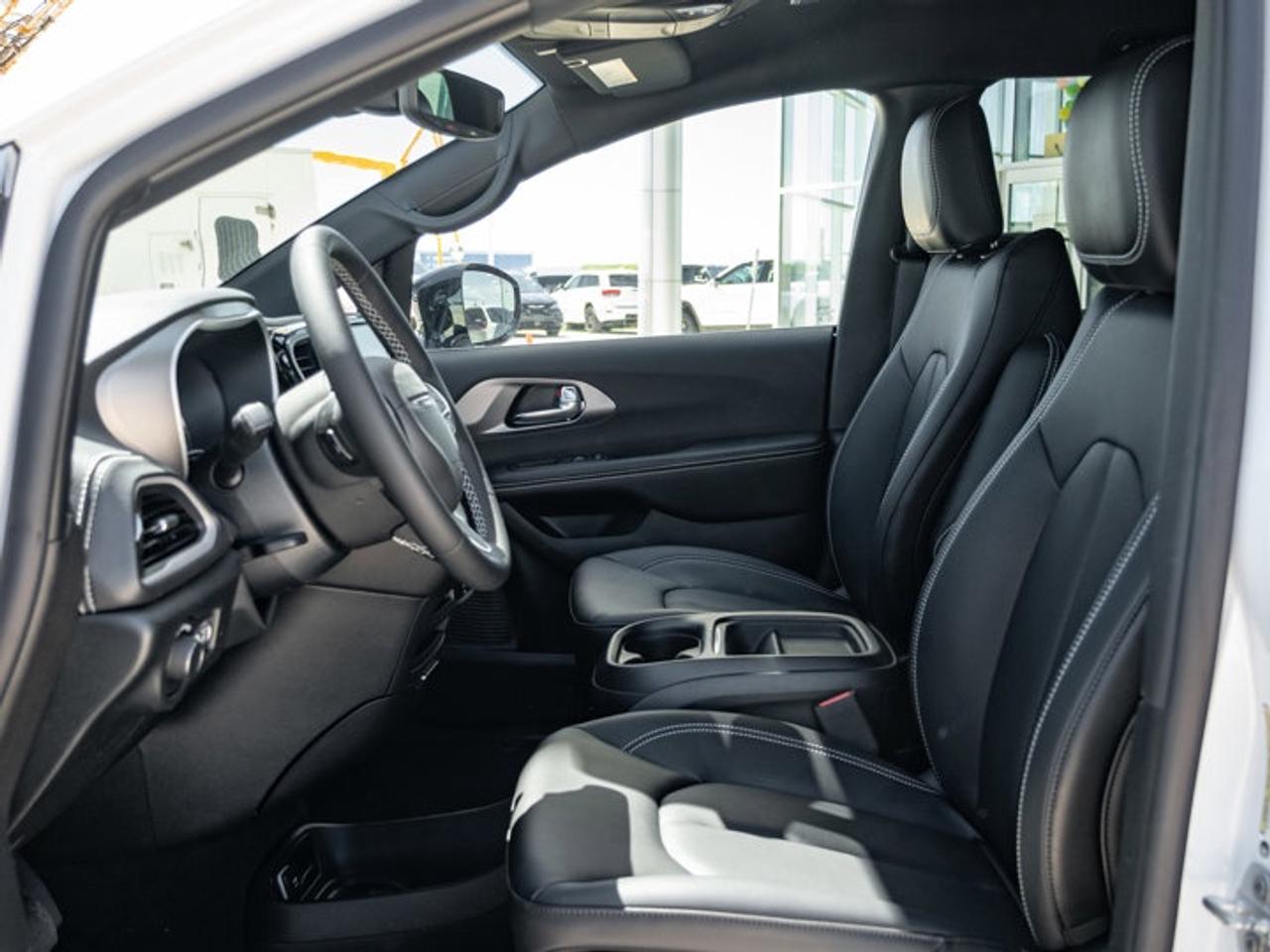 2027 Chrysler Pacifica Select Photo