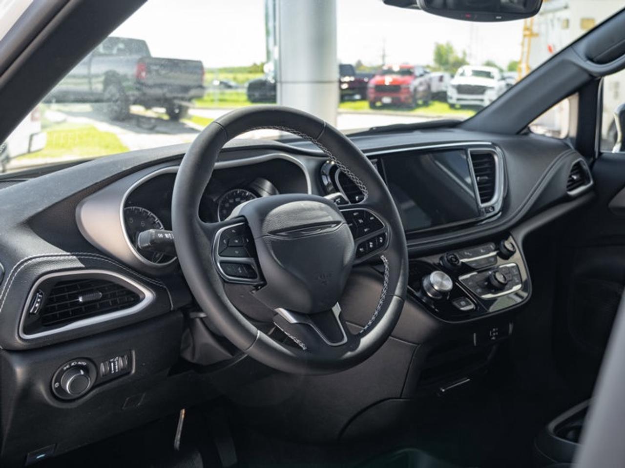 2027 Chrysler Pacifica Select Photo