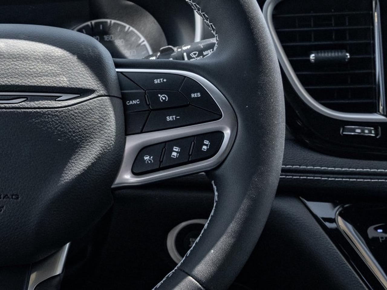 2027 Chrysler Pacifica Select Photo
