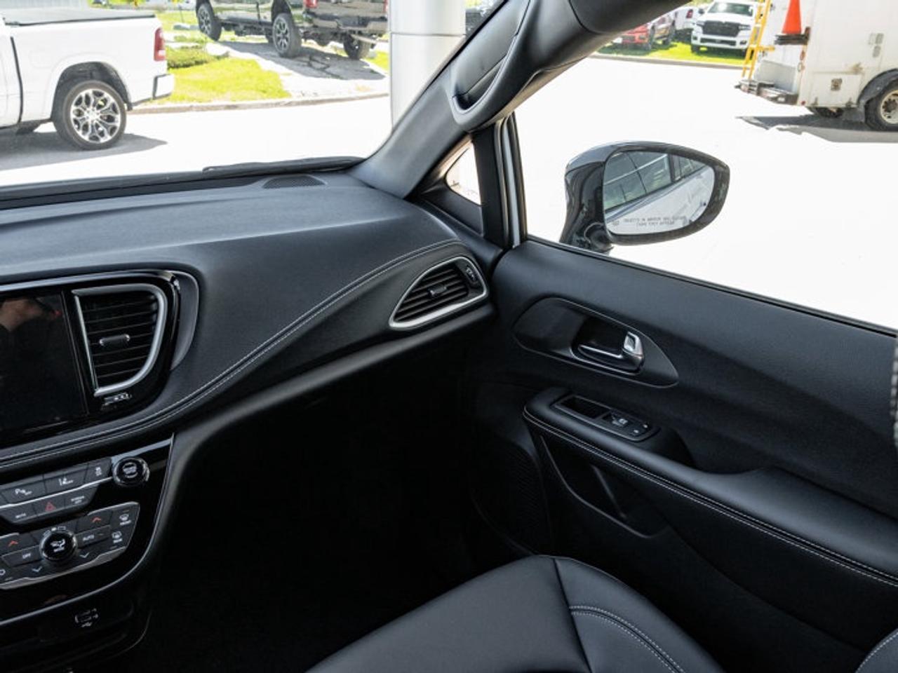 2027 Chrysler Pacifica Select Photo