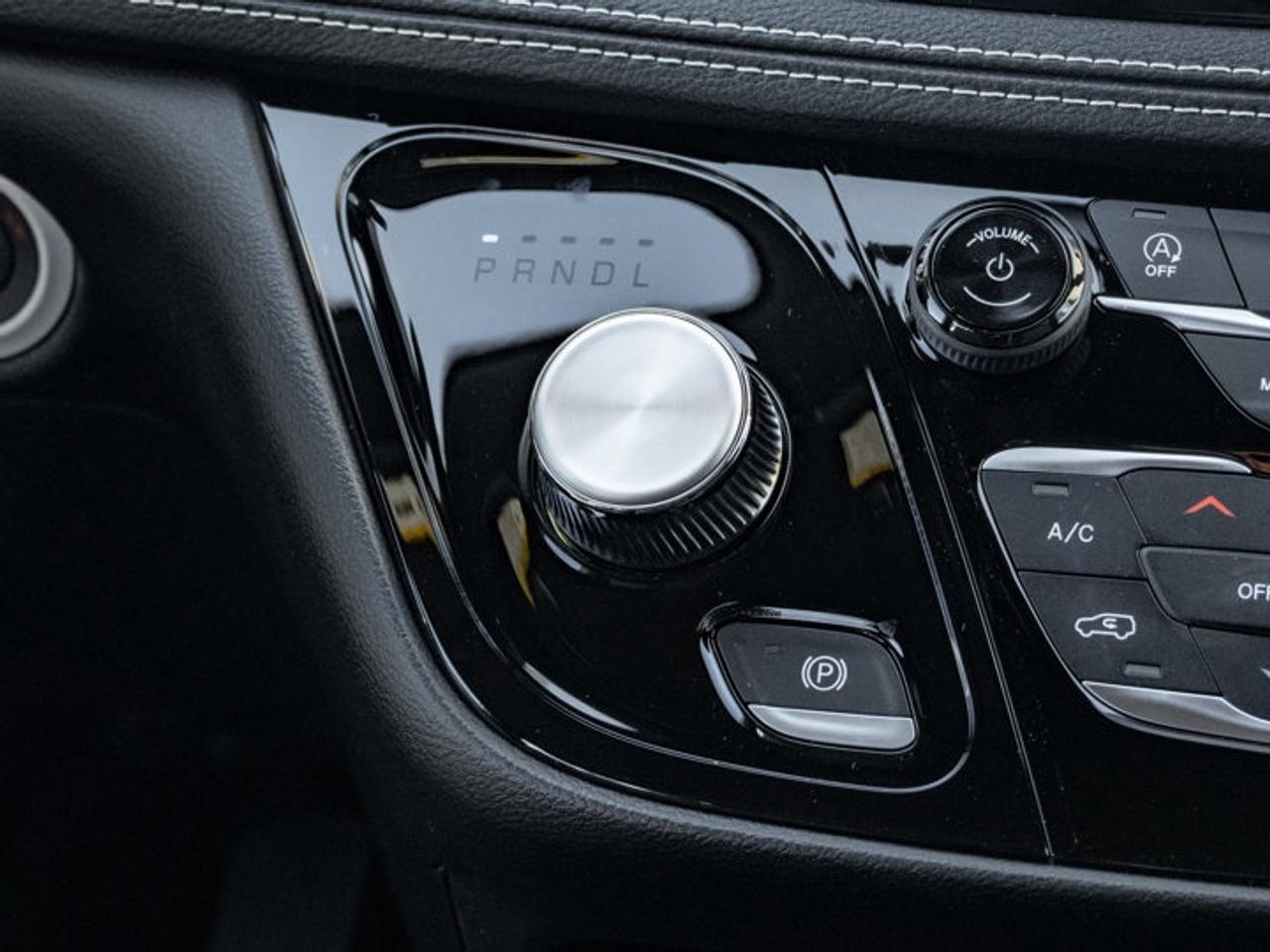 2027 Chrysler Pacifica Select Photo