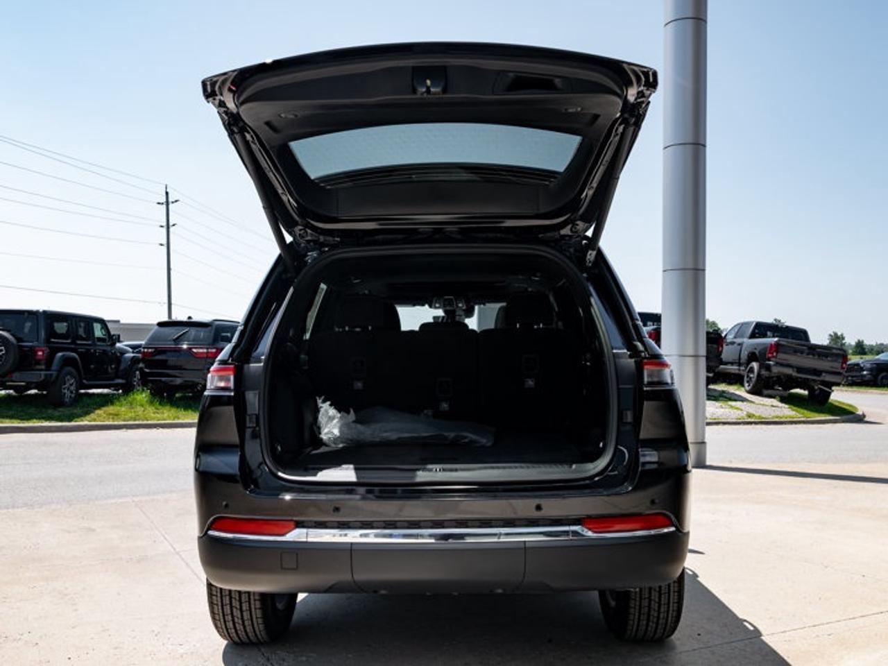 2026 Jeep Grand Cherokee Laredo X Photo