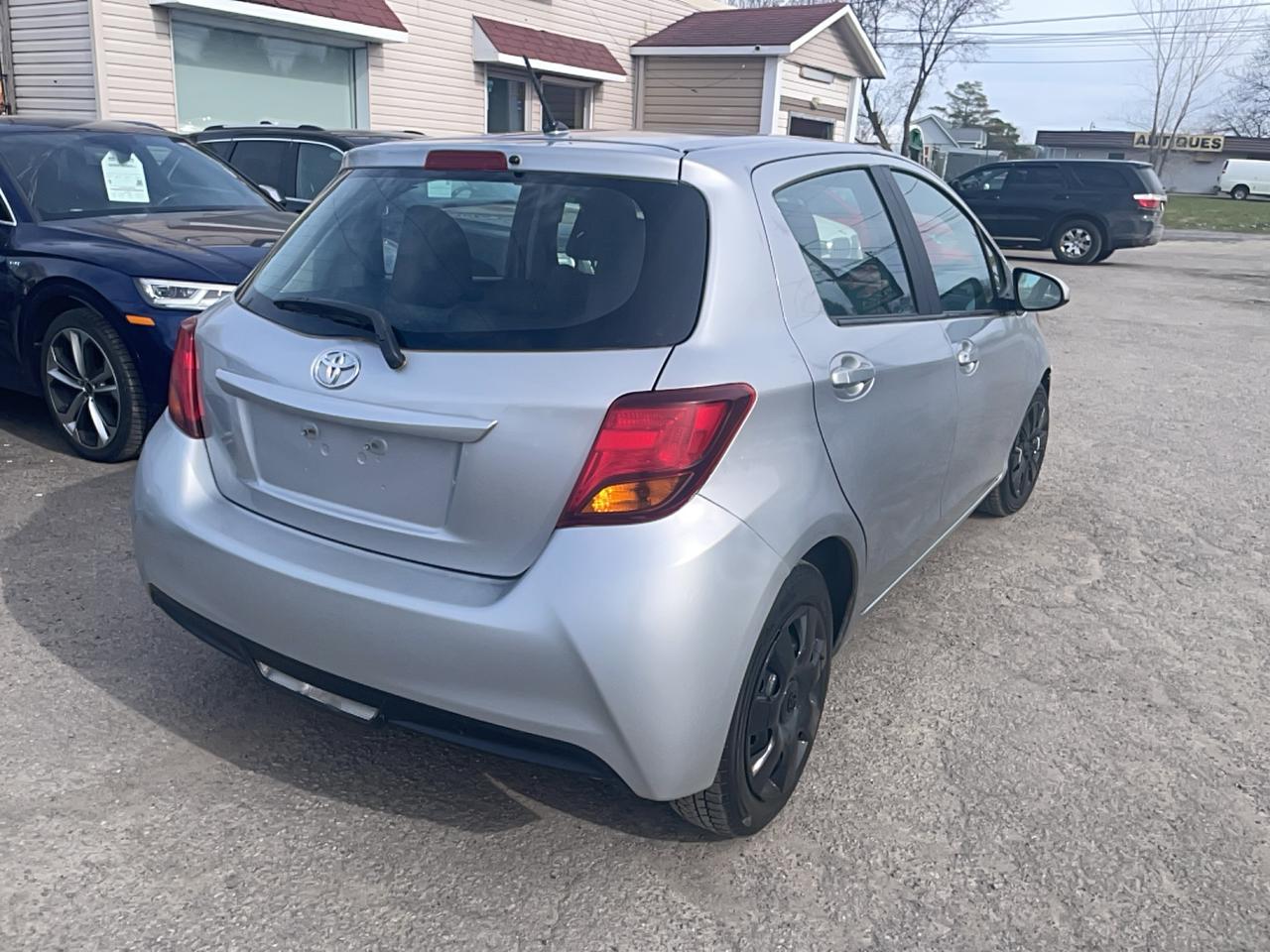 2017 Toyota Yaris LE Photo3