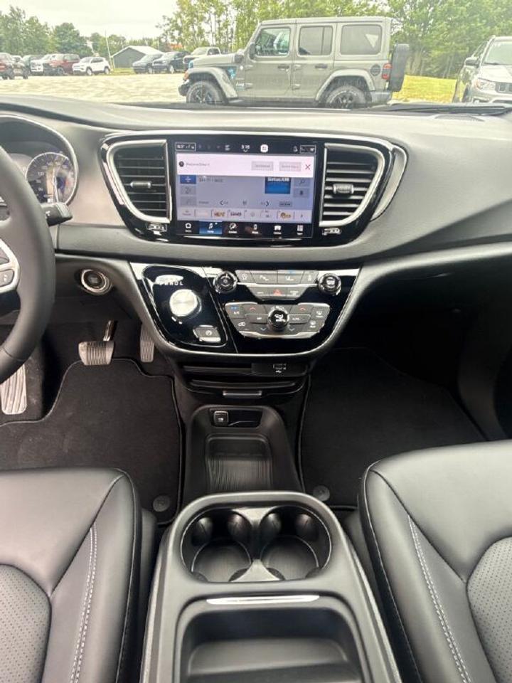 2027 Dodge Grand Caravan SXT Photo