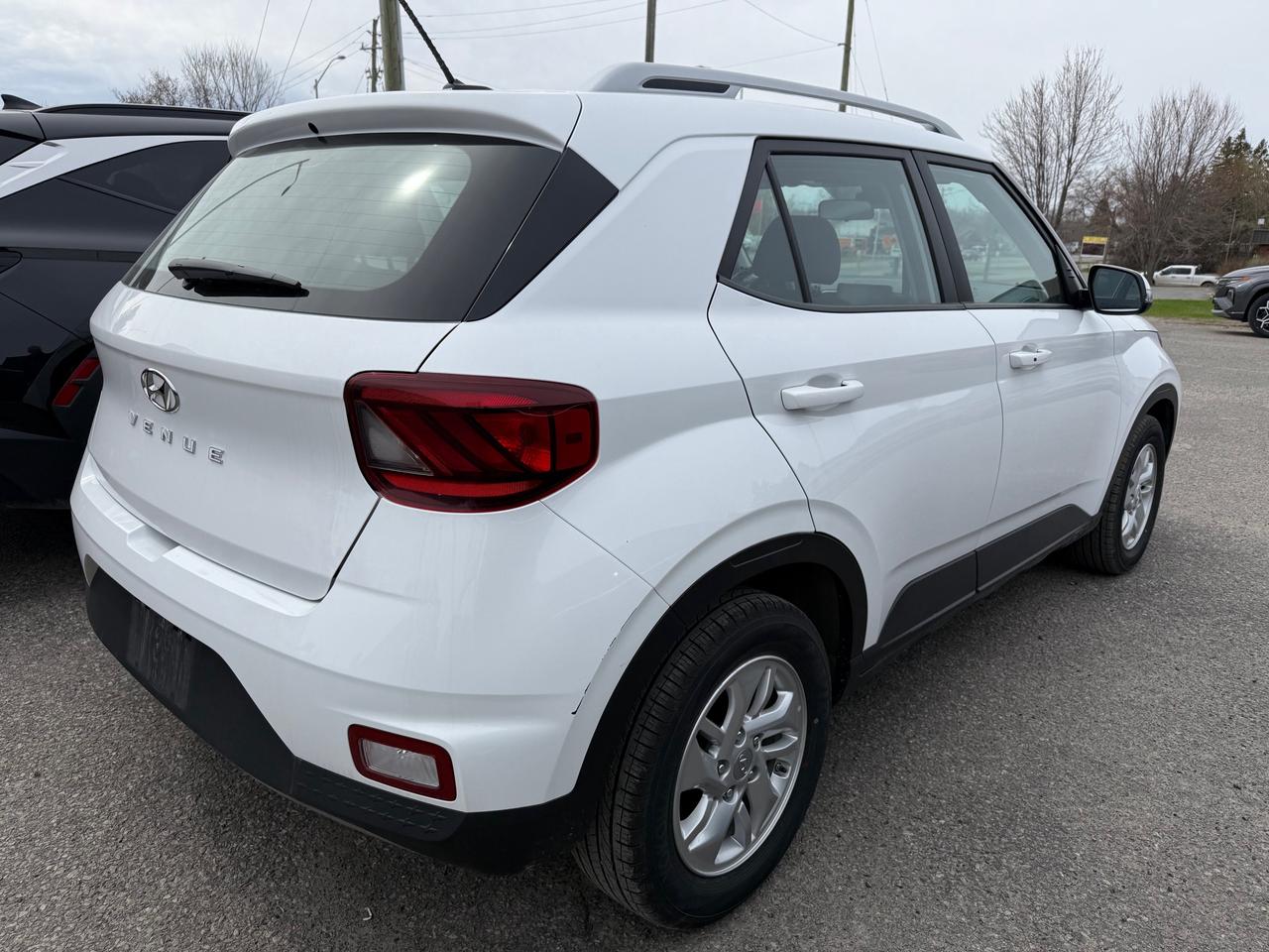 2025 Hyundai Venue Preferred Heated Steering And Seats ! Photo