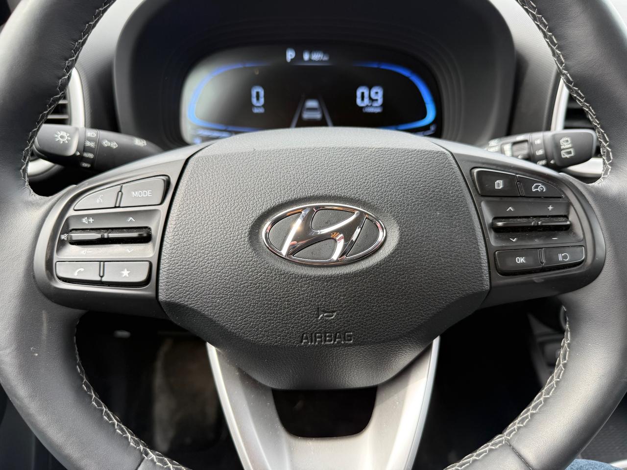 2025 Hyundai Venue Preferred Heated Steering And Seats ! Photo