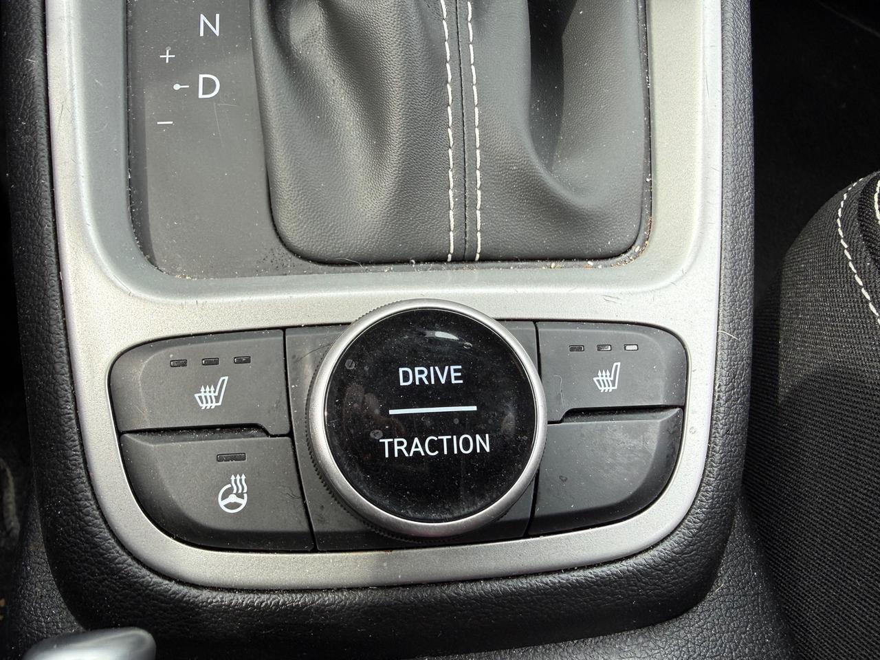2025 Hyundai Venue Preferred Heated Steering And Seats ! Photo