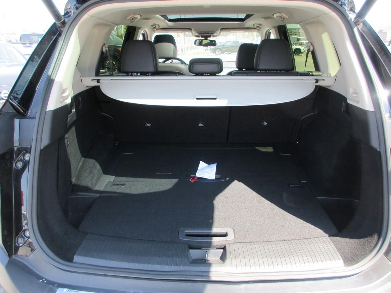 2023 Nissan Rogue Platinum Photo4
