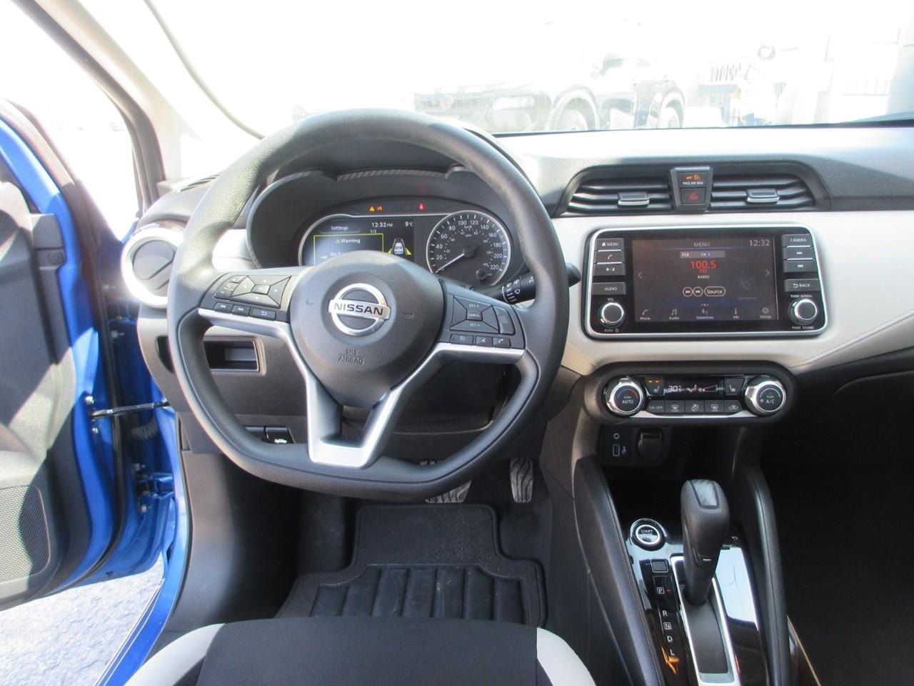 2022 Nissan Versa SV Photo