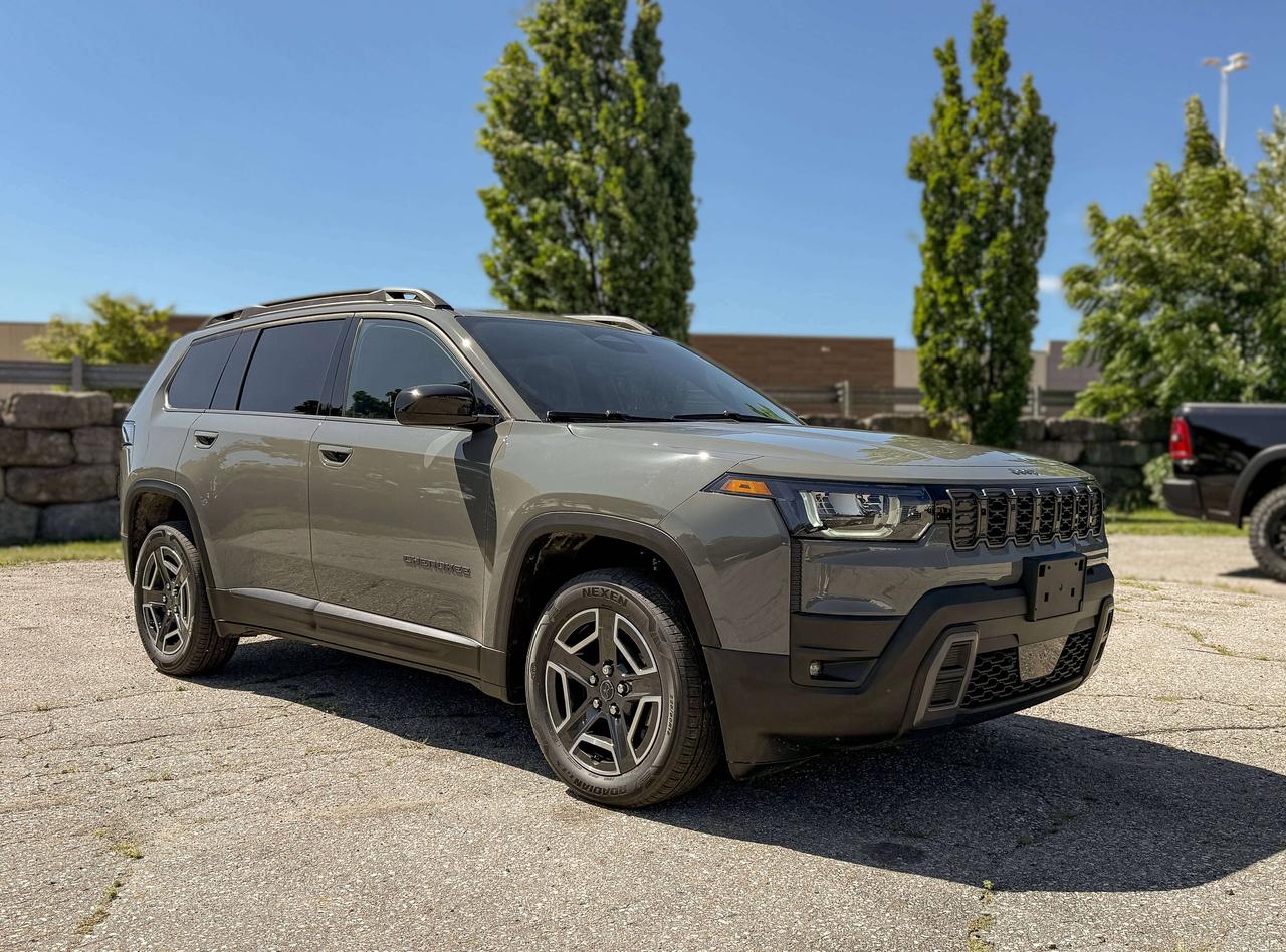 2026 Jeep Cherokee LAREDO 4x4 Photo2