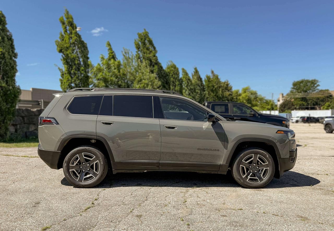 2026 Jeep Cherokee LAREDO 4x4 Photo