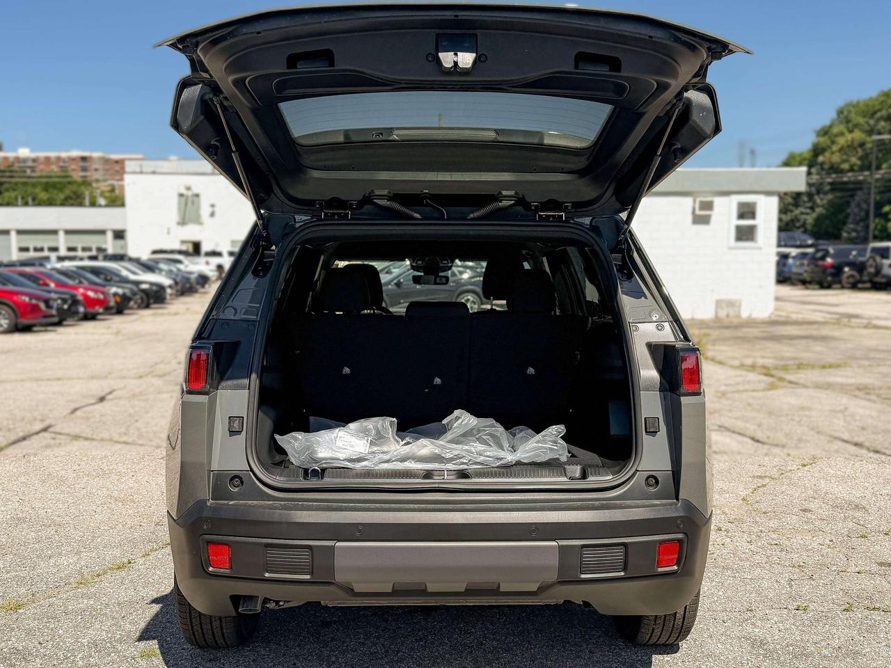 2026 Jeep Cherokee LAREDO 4x4 Photo