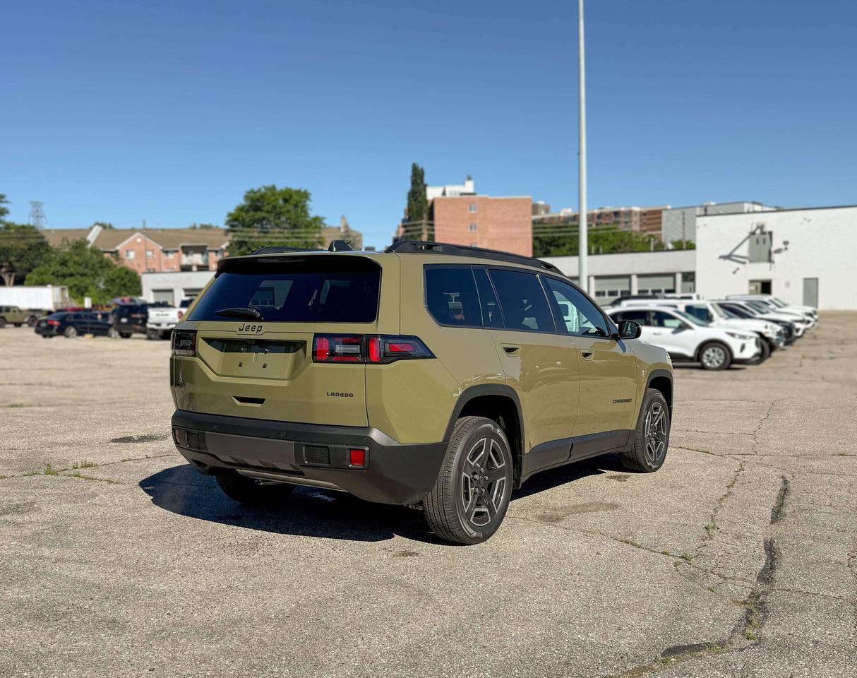 2026 Jeep Cherokee LAREDO 4x4 Photo