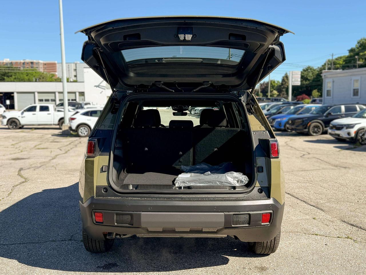 2026 Jeep Cherokee LAREDO 4x4 Photo