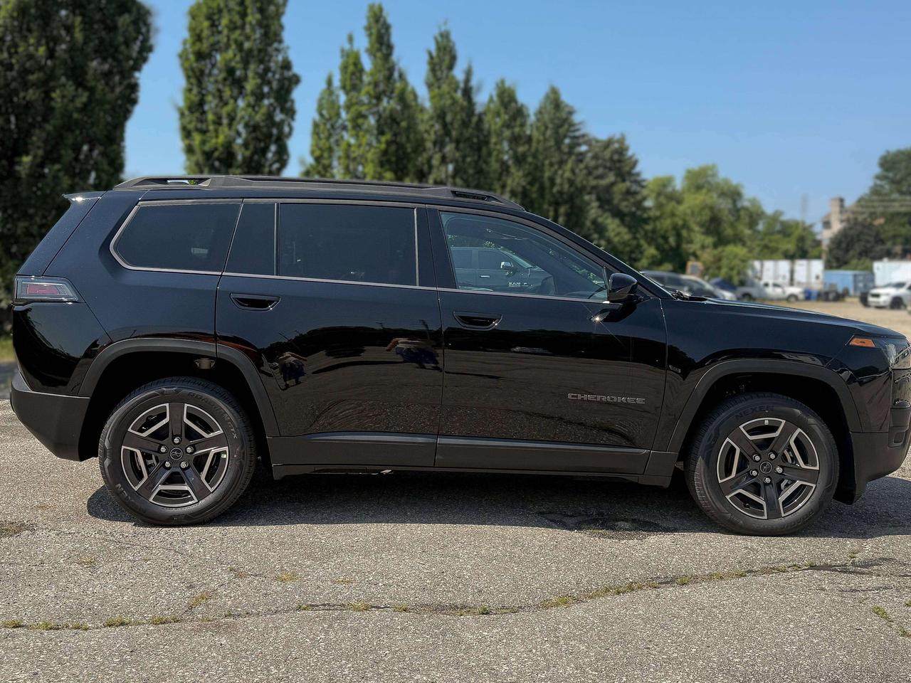 2026 Jeep Cherokee LAREDO 4x4 Photo