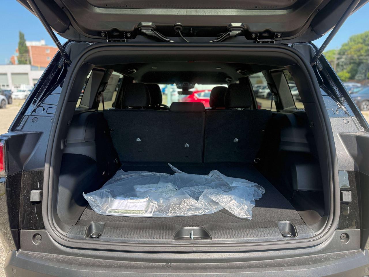 2026 Jeep Cherokee LAREDO 4x4 Photo
