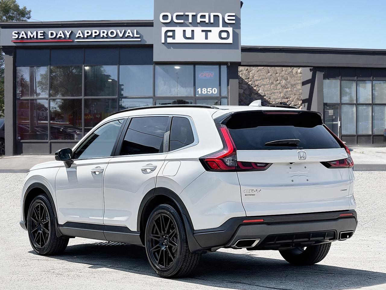 2023 Honda CR-V Hybrid Touring AWD Photo3