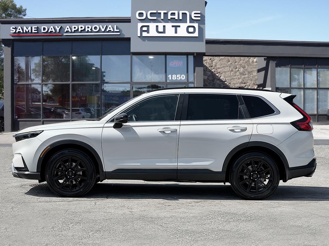 2023 Honda CR-V Hybrid Touring AWD Photo2