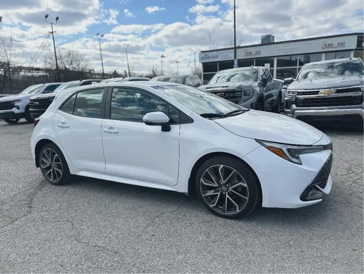 2025 Toyota Corolla Hatchback SE Photo