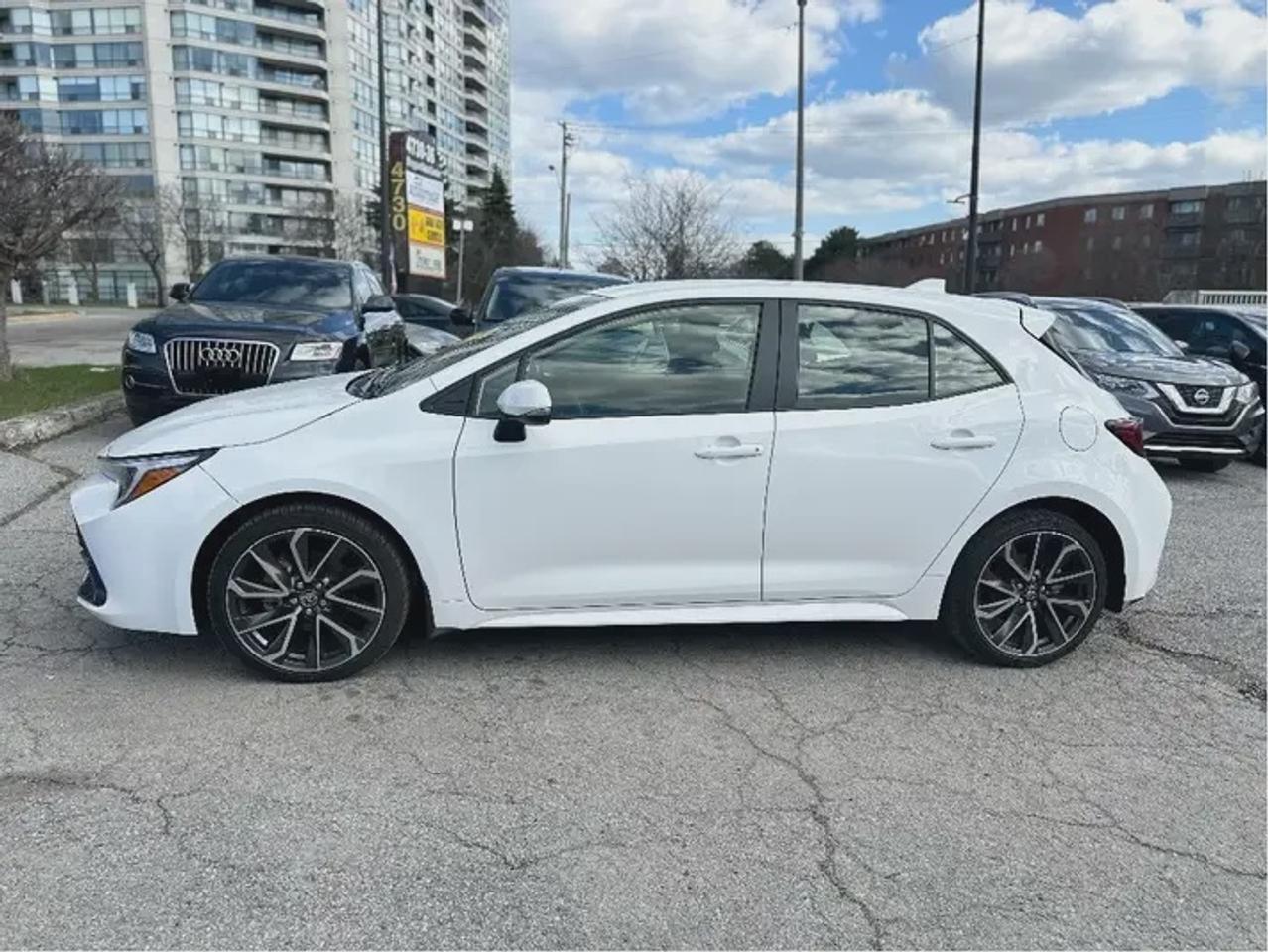 2025 Toyota Corolla Hatchback SE Photo4