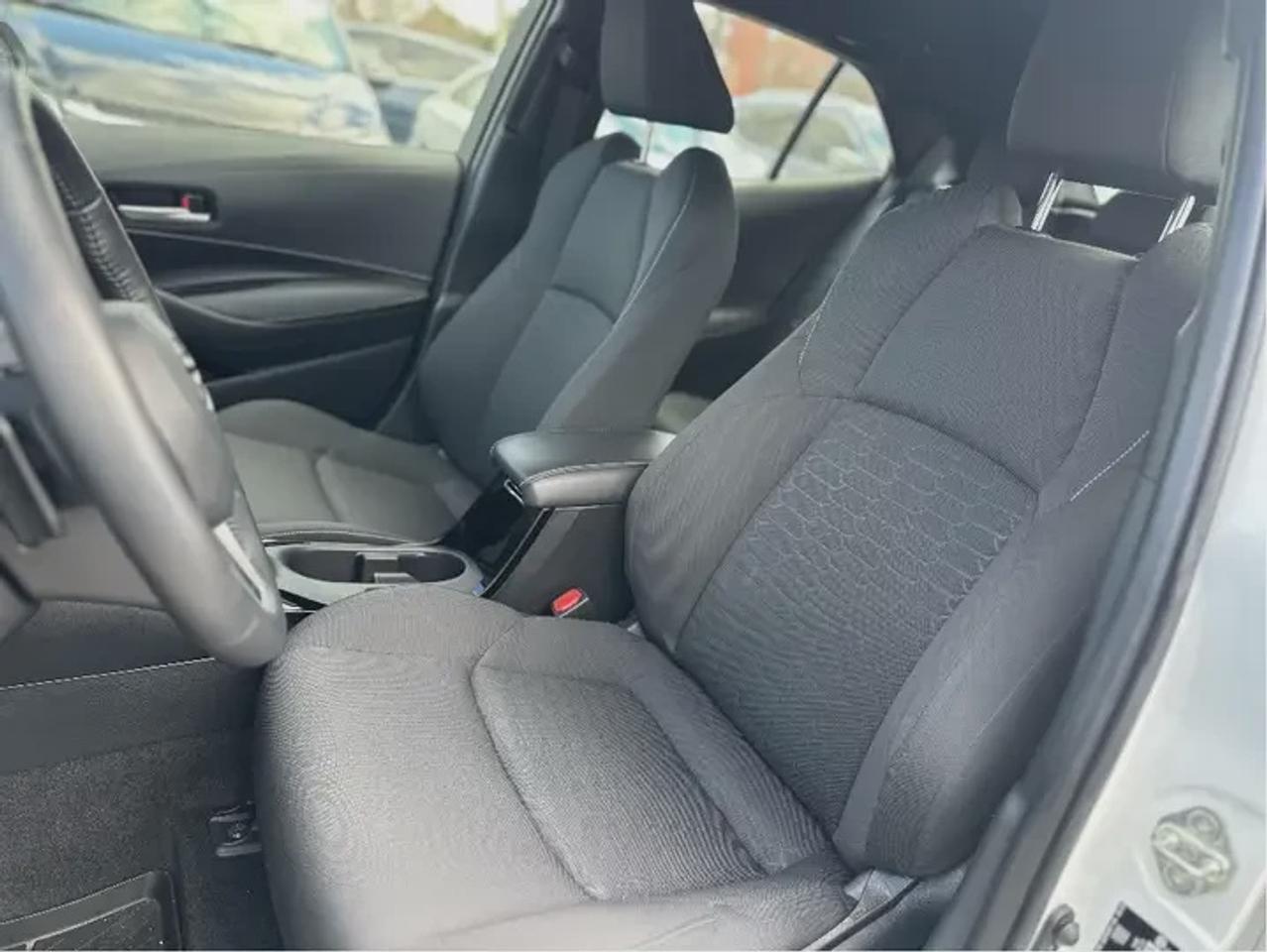 2025 Toyota Corolla Hatchback SE Photo