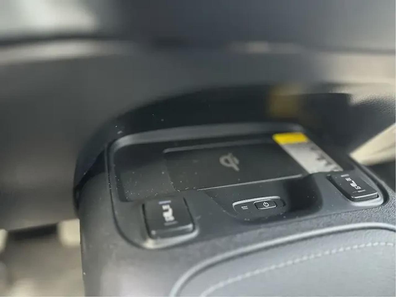 2025 Toyota Corolla Hatchback SE Photo