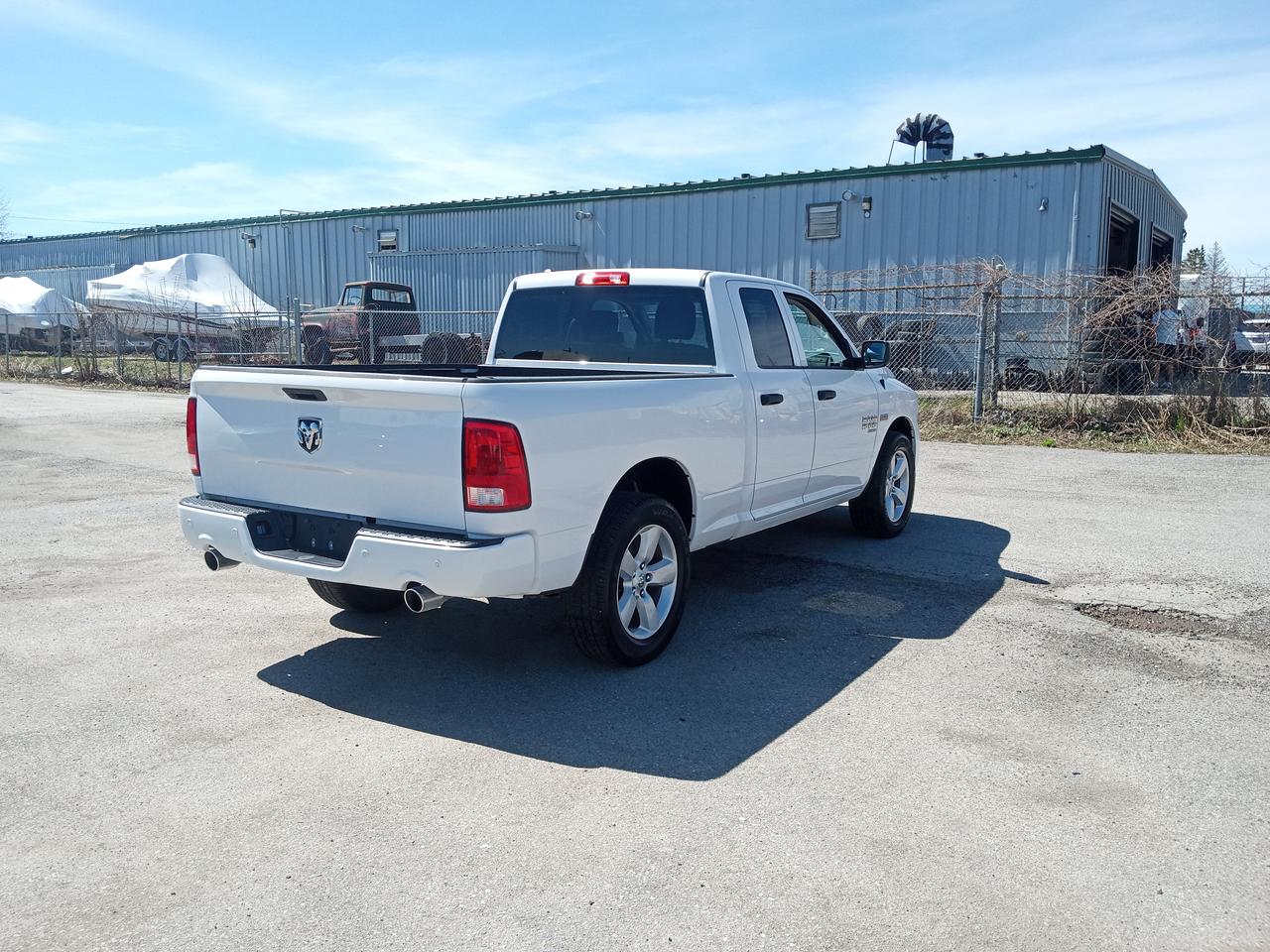 2022 RAM 1500 Classic EXPRESS Photo4