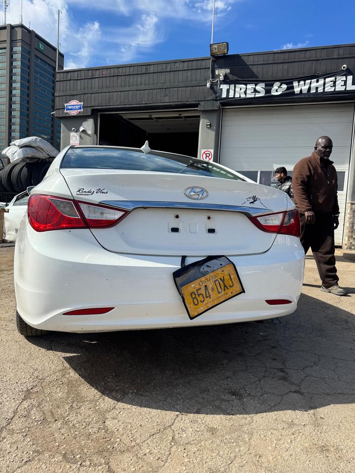 2011 Hyundai Sonata GL Photo2