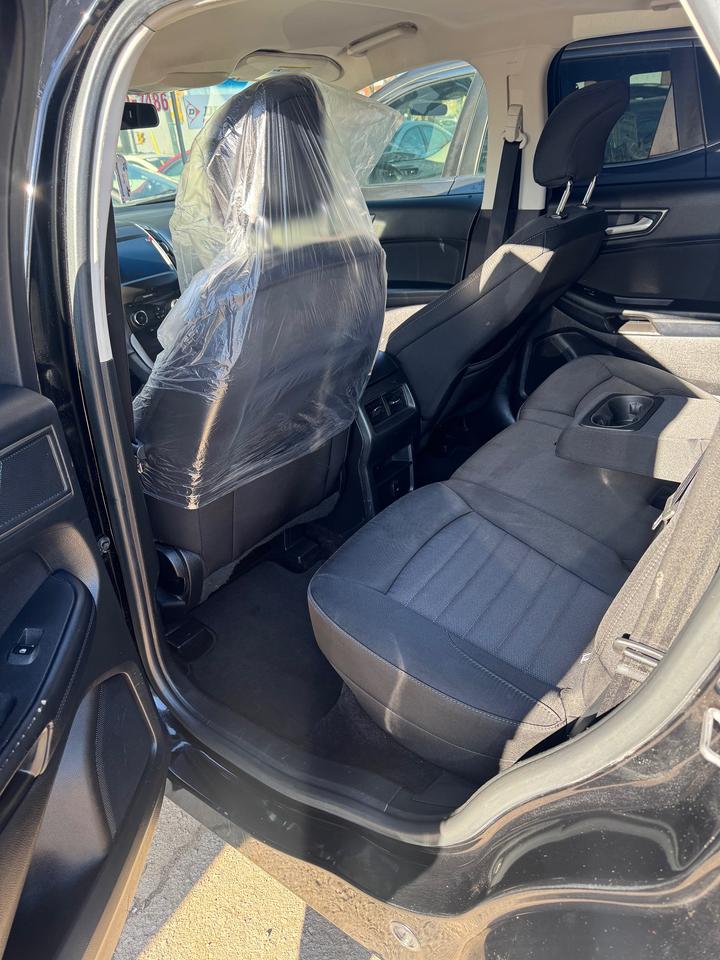 2017 Ford Edge SE Photo