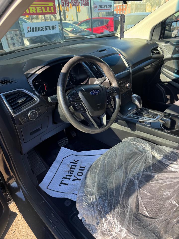 2017 Ford Edge SE Photo