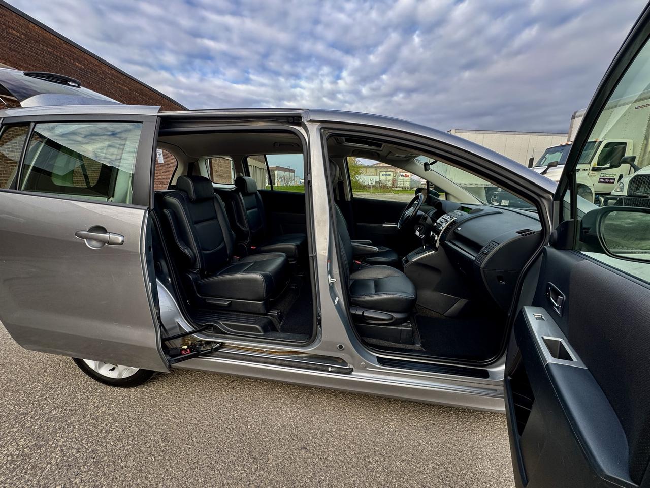 2010 Mazda MAZDA5 GS Photo