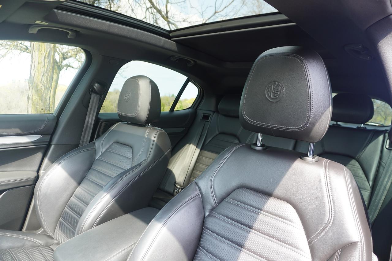 2022 Alfa Romeo Stelvio VELOCE / 1 OWNER / NO ACCIDENTS / IMMACULATE SHAPE Photo