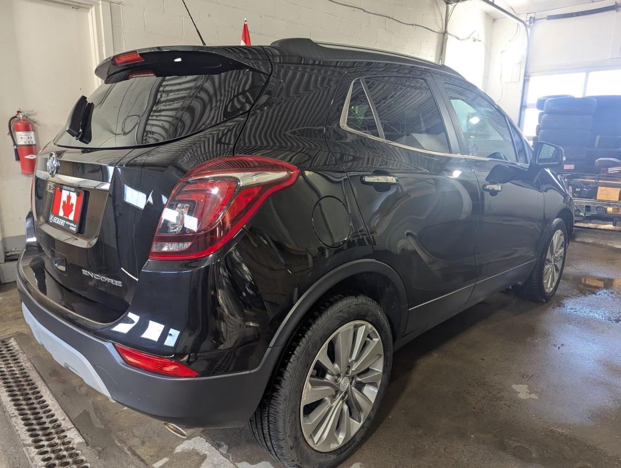2019 Buick Encore Preferred WITH PARTIAL LEATHER SEATS!! Photo