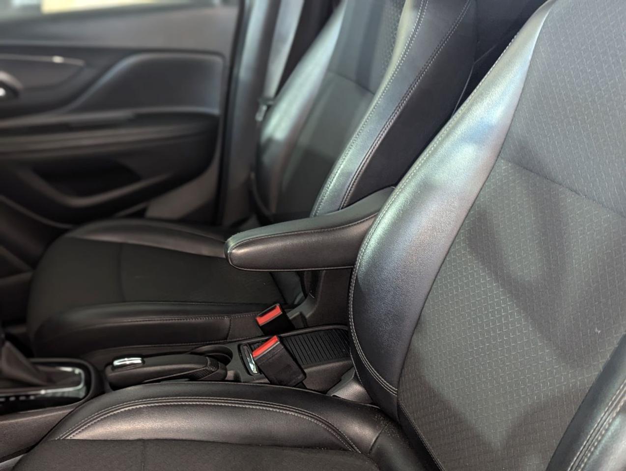 2019 Buick Encore Preferred WITH PARTIAL LEATHER SEATS!! Photo
