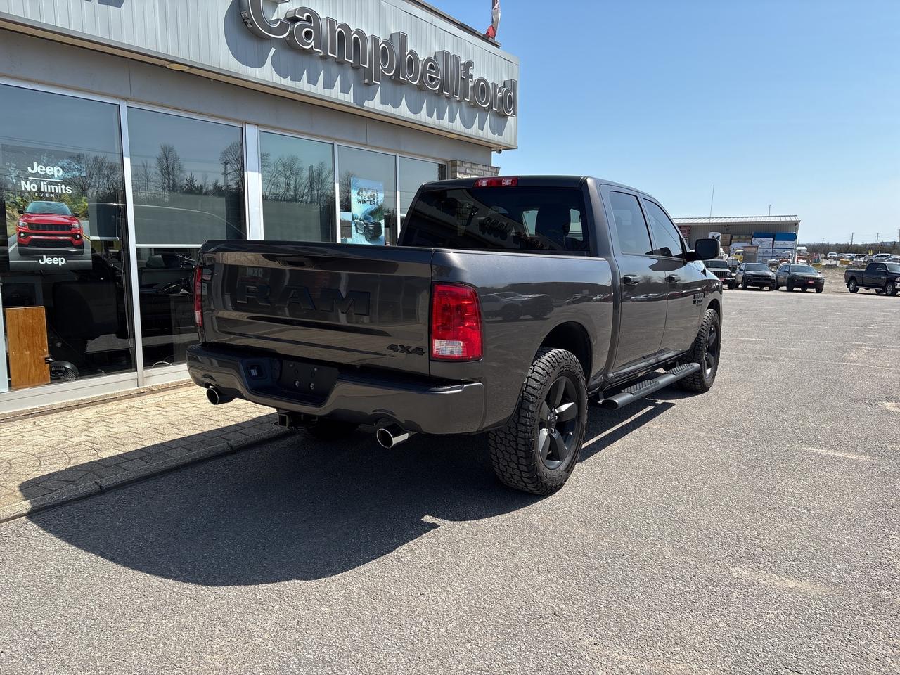 2021 RAM 1500 Classic EXPRESS Photo4