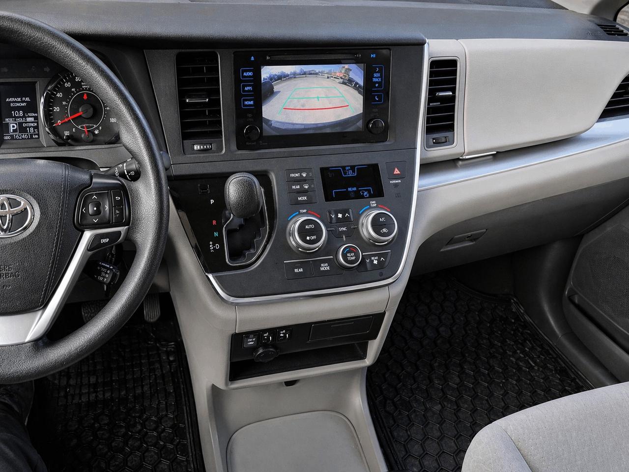 2017 Toyota Sienna 5DR LE 8-PASS FWD Photo