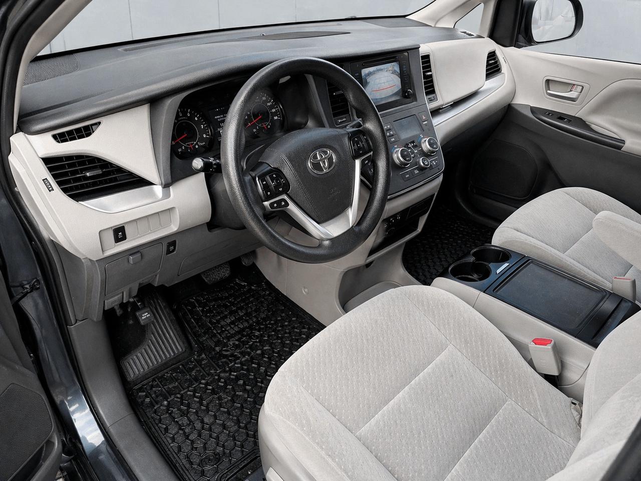 2017 Toyota Sienna 5DR LE 8-PASS FWD Photo