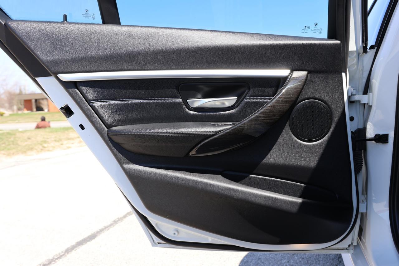 2018 BMW 3 Series 330i xDrive AWD/NAV/LEATHER/P SEATS/H SEATS & STEE Photo
